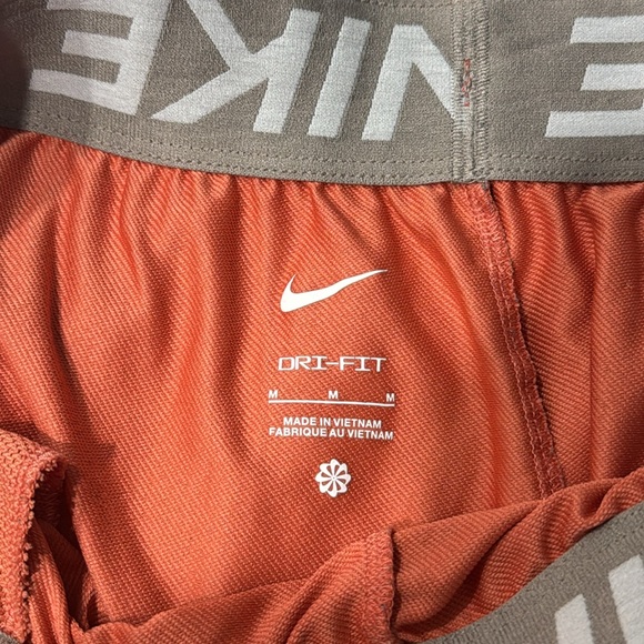 NIKE SHORTS - Picture 3 of 4